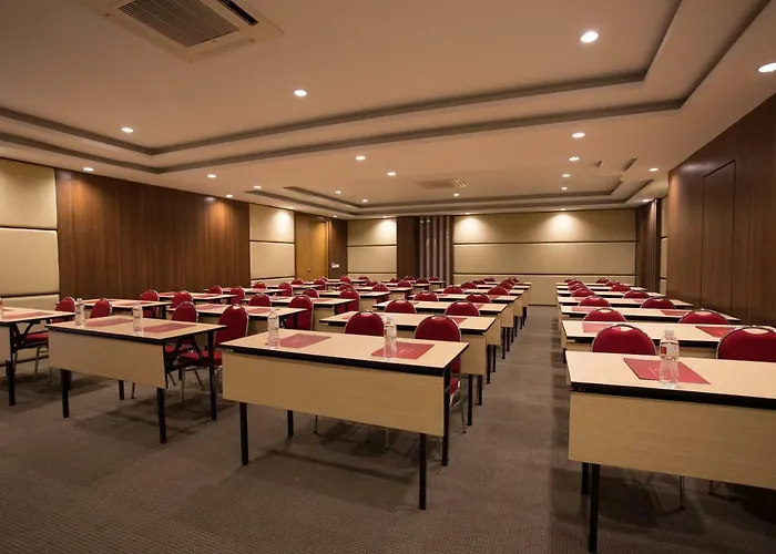 Hotel Saris Kuta 3*